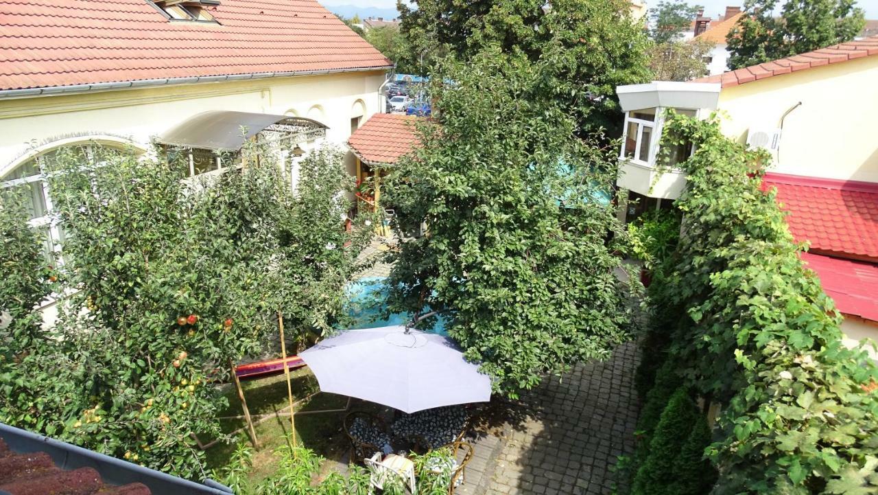 Casa Elysee Hotell Deva Exteriör bild