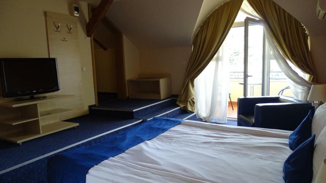 Casa Elysee Hotell Deva Exteriör bild